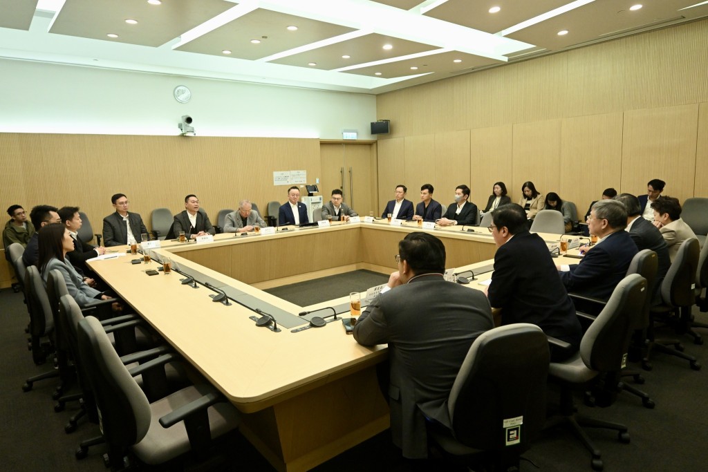 政府高官與自由黨立法會議員及區議員會面,跟進大埔宏福苑火災的善後安排。黃偉綸FB 政府高官與自由黨立法會議員及區議員會面,跟進大埔宏福苑火災的善後安排。黃偉綸FB