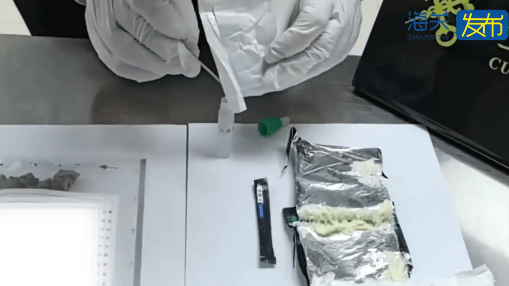关员在疑似大麻中抽取样本检验。