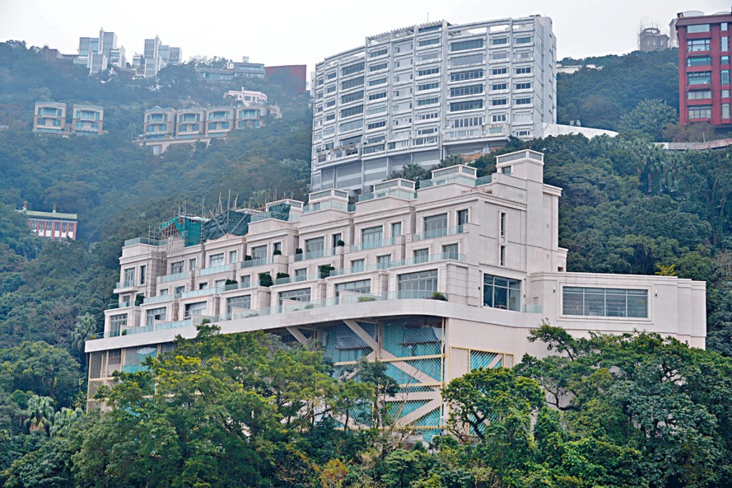 疫情嚴峻，加上內地客銳減，豪宅頻錄蝕讓，其中，白加道28號大屋5.3億蝕沽。