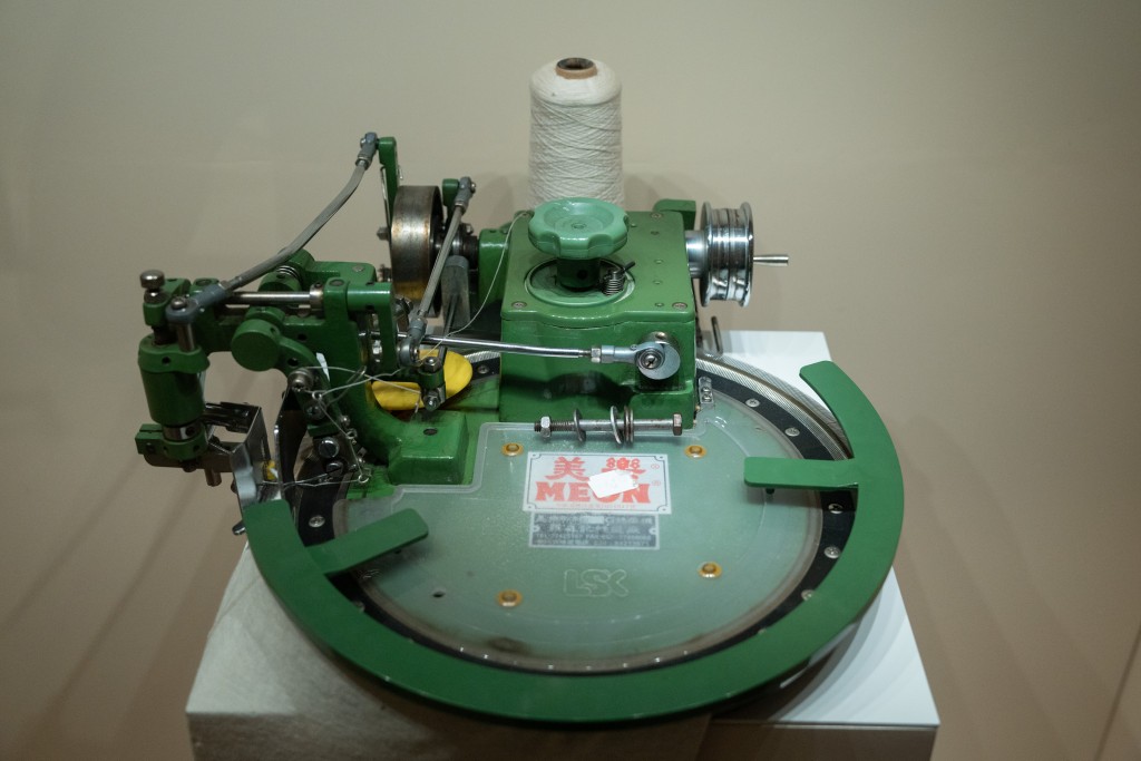 蘇媛 –《香江織造》回顧香港紡織歲月｜展出不同年代的紡織機器。（圖：一新美術館）