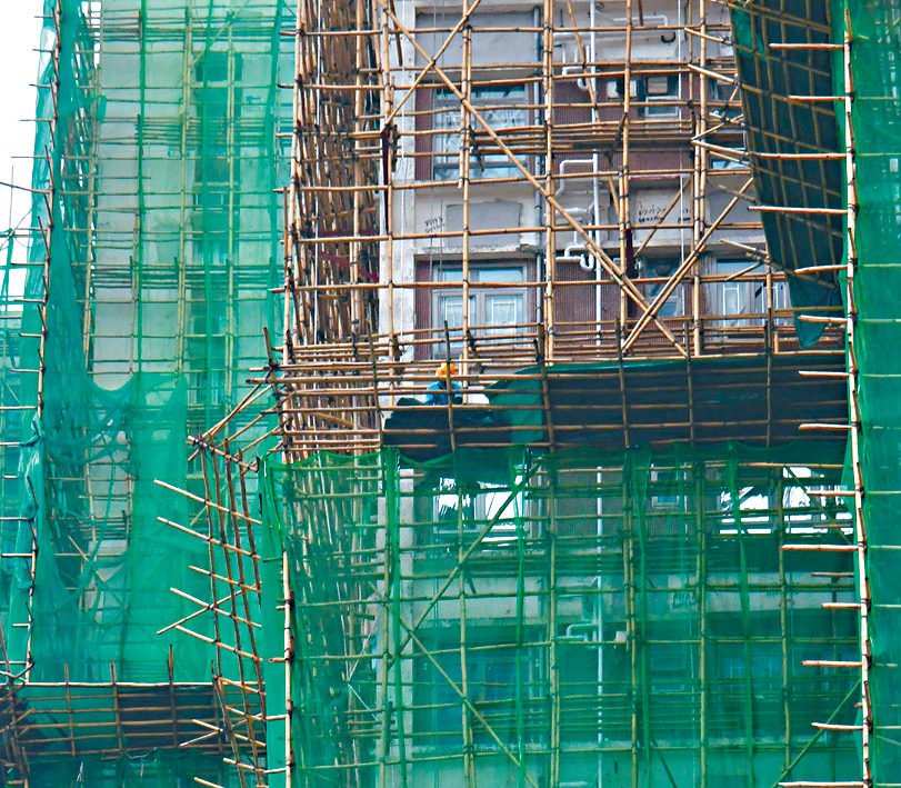 負責安基苑維修工程的承建商昨日開始拆除棚網。