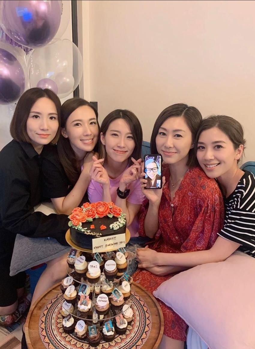 杏兒透過視像,跟好姊妹一齊慶祝。