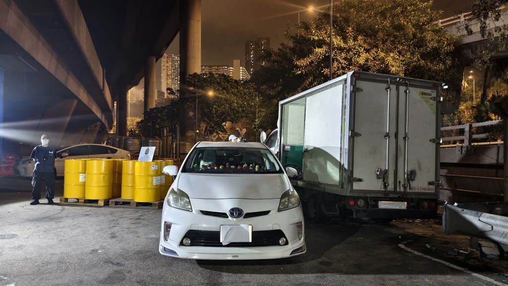 涉案私家車被發現時正在非法轉注燃油。