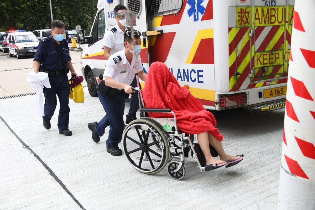 同行女子需要坐輪椅送院。