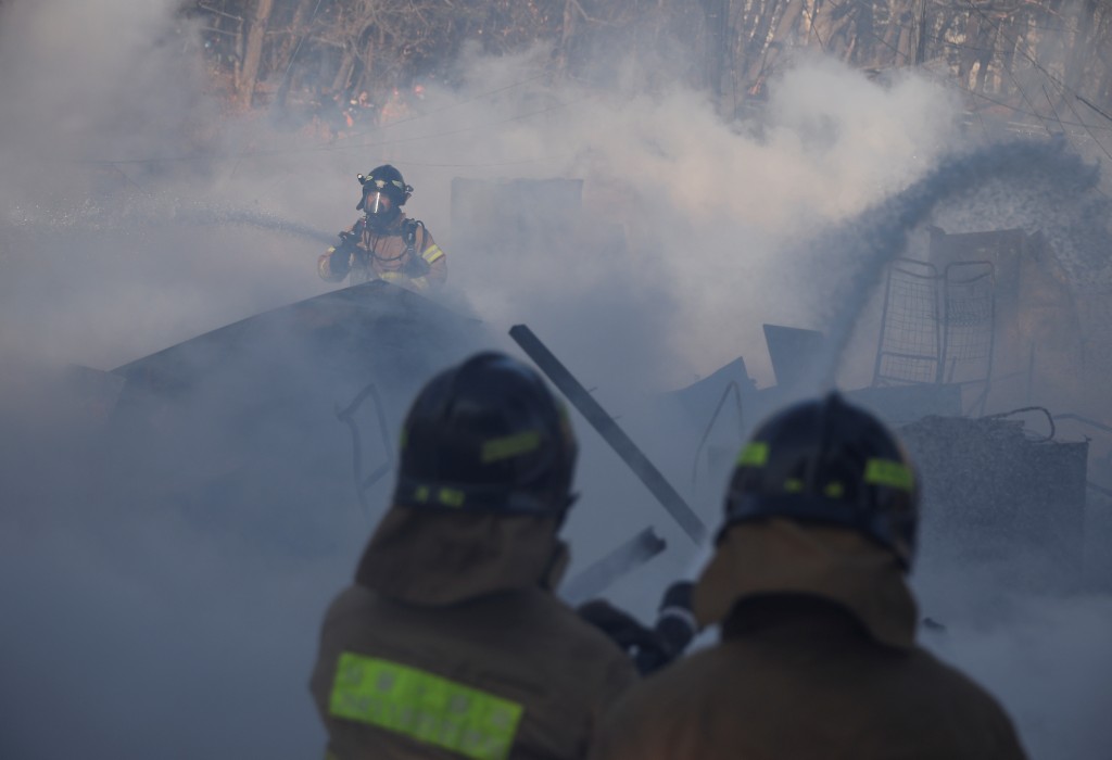 近300名消防員及警員投入救火。路透社