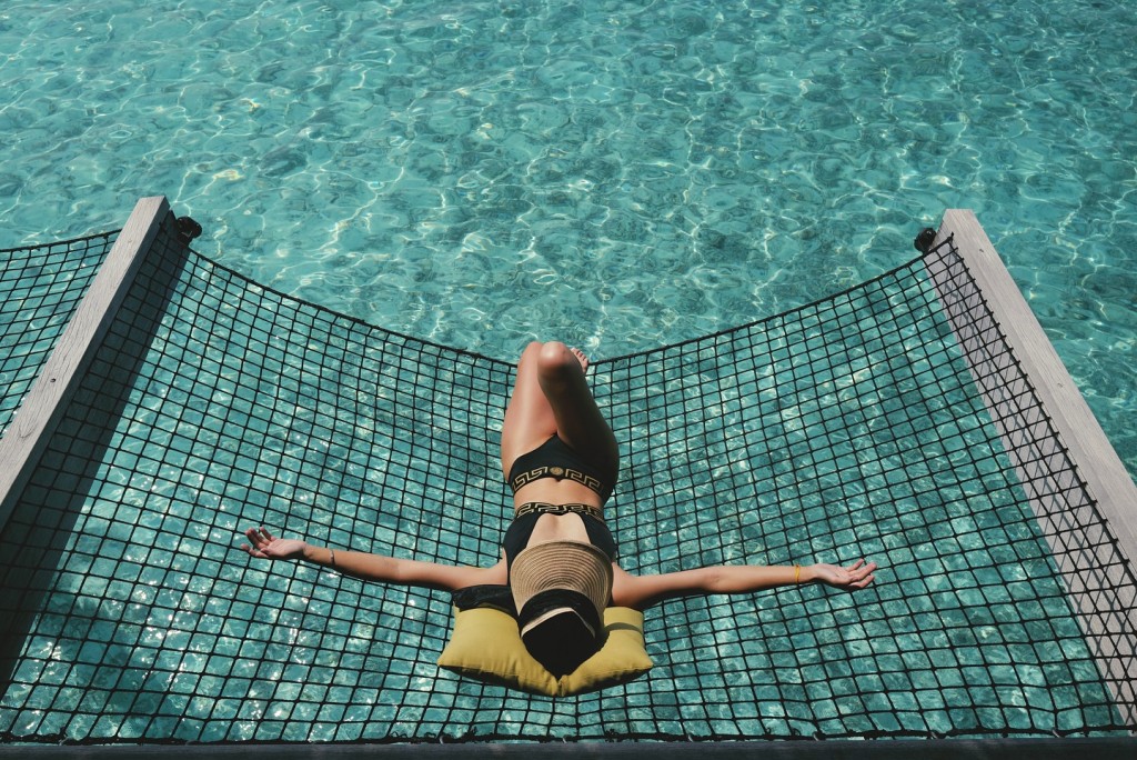 黃心穎上月在馬爾代夫旅行期間，貼出三點式日光浴照，盡晒健康小麥美腿與C cup豐滿上圍，而其身上的Versace黑色比堅尼盛惠3,700元。