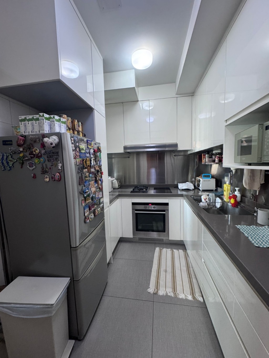 長形廚房設U形工作枱，設充足備餐空間。