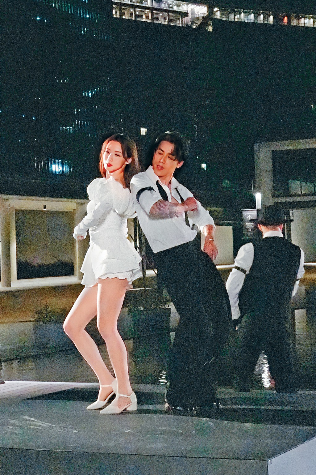 女主角孖AK大跳雙人舞，散發女神氣質，難怪被網民封為「林志玲2.0」。