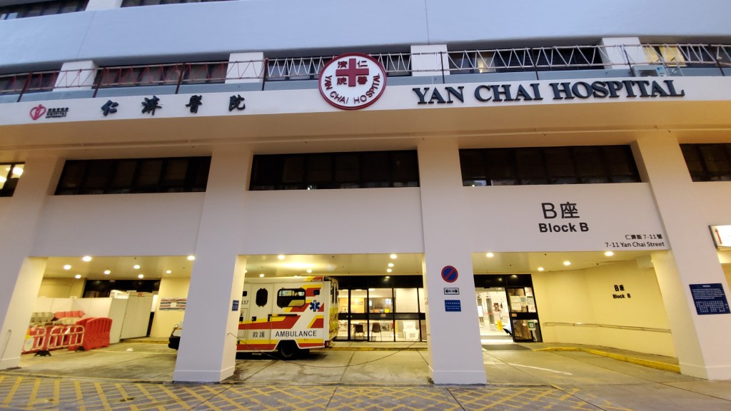 疑犯与警员俱送院检查。