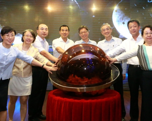 天文台台長岑智明（右三）、民航局副局長王志清（右四）、氣象局副局長宇如聰（左四）主持儀式。政府新聞處圖片