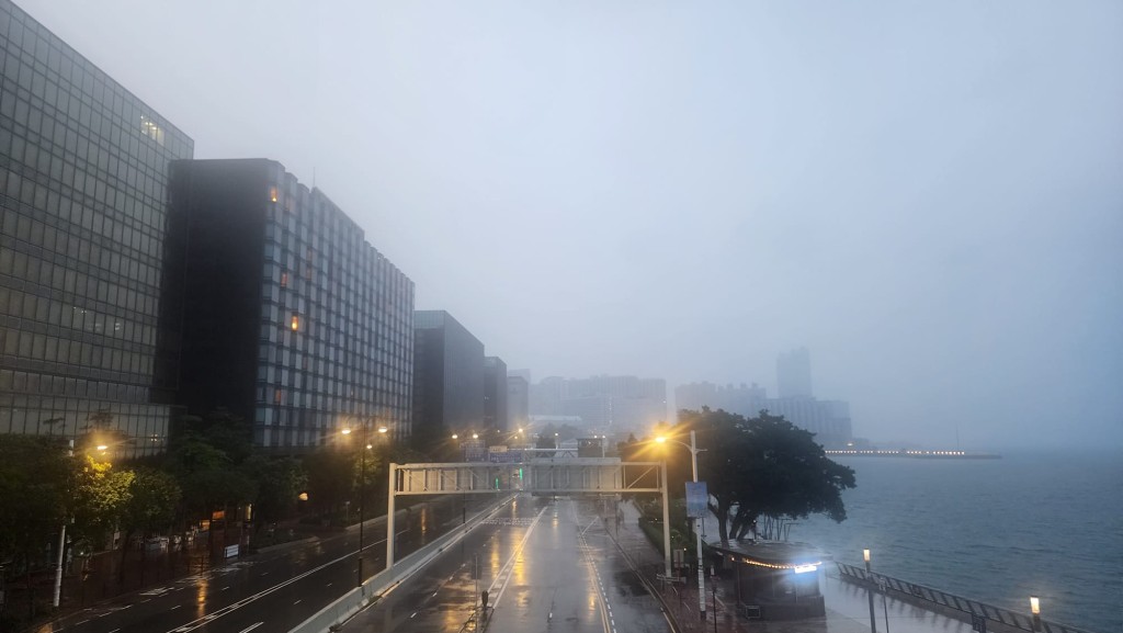 本港地區今日多雲，間中有驟雨。黎志偉攝