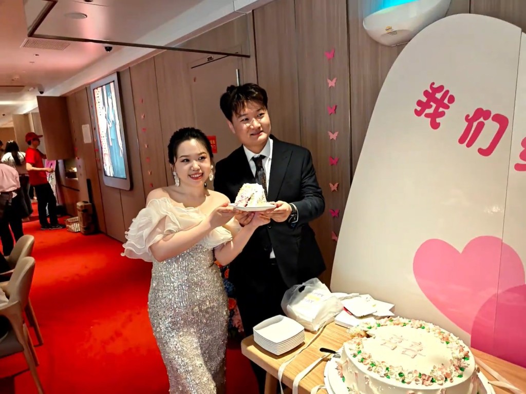 趙小姐與丈夫在海底撈店內切蛋糕。抖音@鳴鳴不忙 趙小姐與丈夫在海底撈店內切蛋糕。抖音@鳴鳴不忙