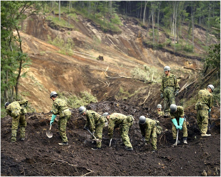 自衛隊員加強搜索失蹤者。 AP  