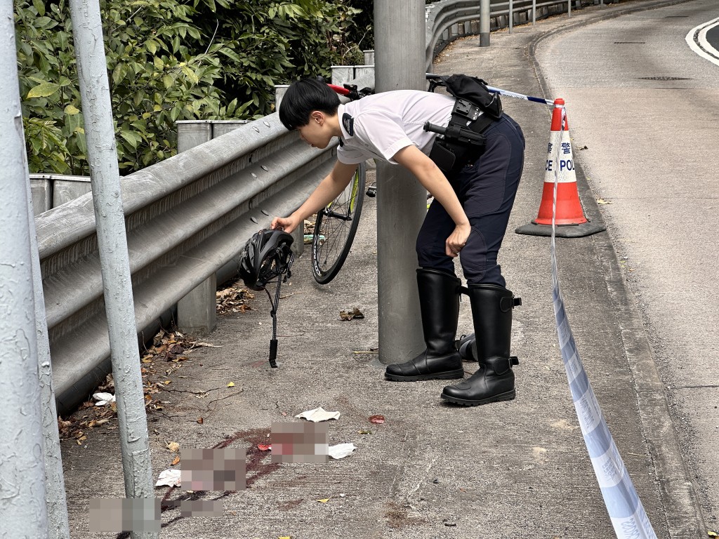 死者的單車頭盔及現場遺下鮮血。資料圖片