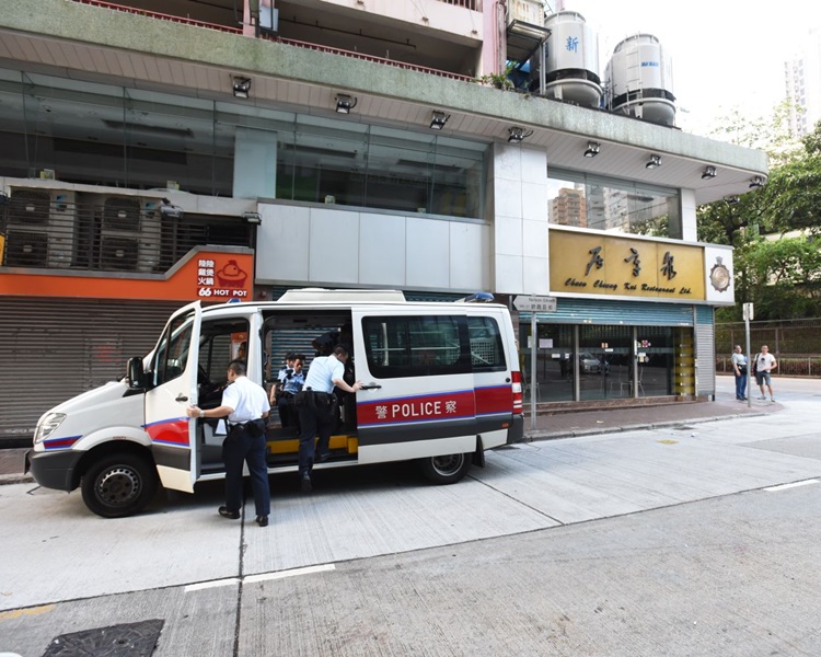 警方到場發現後門鎖頭損毀。
