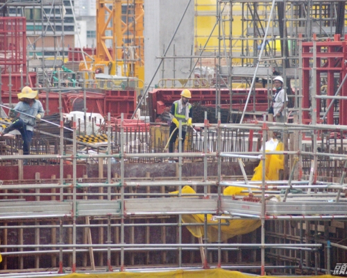 香港建造業總工會發聲明,冀望政府避免「一刀切」實施禁止堂食規定。 資料圖片