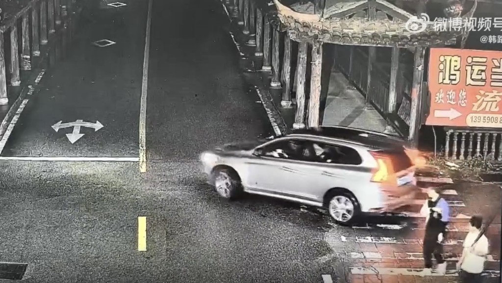 涉事私家车右转。