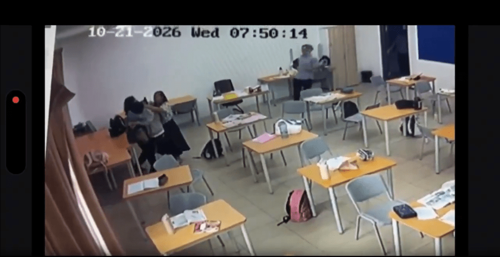 马来暴躁男学生不满利器被收,头戴手机直播挥斧砍伤女教师。Brahim_maldini & chaaaaww@X 马来暴躁男学生不满利器被收,头戴手机直播挥斧砍伤女教师。Brahim_maldini & chaaaaww@X