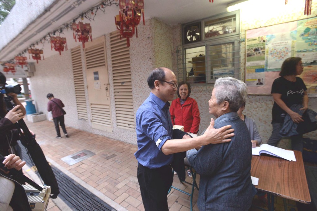 馮檢基下午到深水埗區謝票