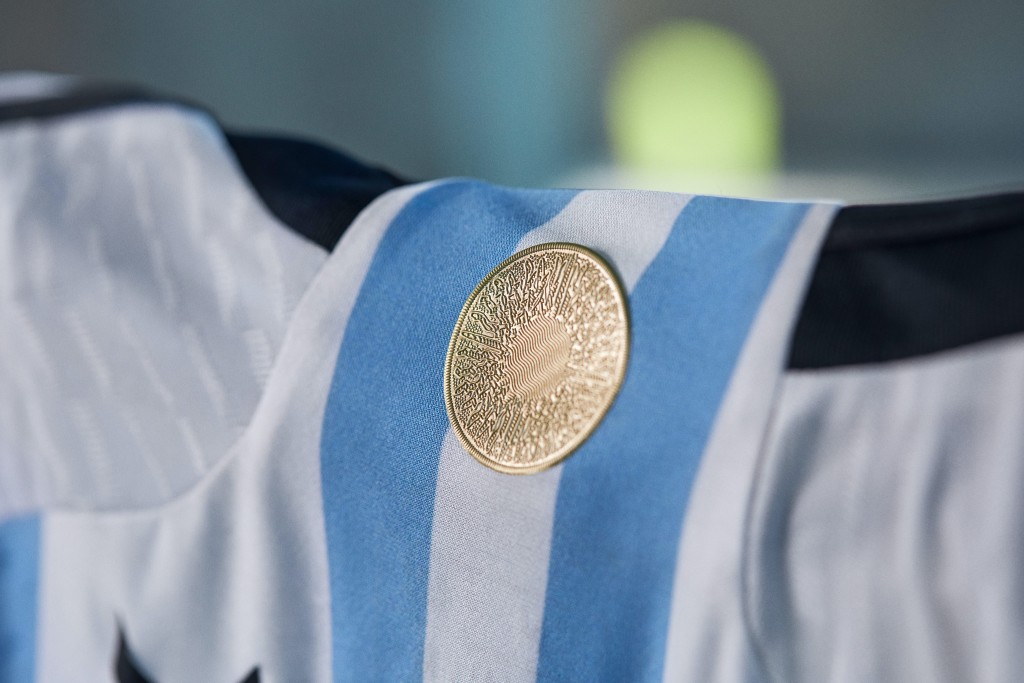 １）阿根廷 / 主场球衣： 阿根廷作为历年世杯热门队伍，适逢球王美斯最后一次参战，主场球衣以经典蓝白作主色，同时亦把国旗与国徽之中的「五月太阳」图案印于球衣后领内侧位置，细节一丝不苟，店铺直指今年销量比往年多一倍。Adidas图片