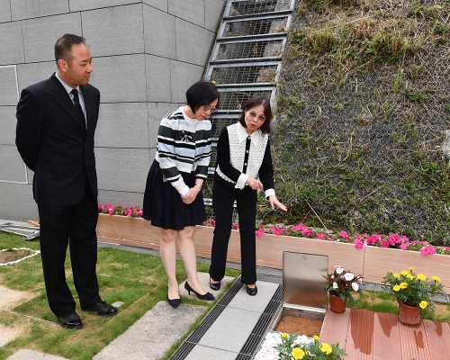 視察食物環境衞生署首個可供安放流產胎的設施「永愛園」。