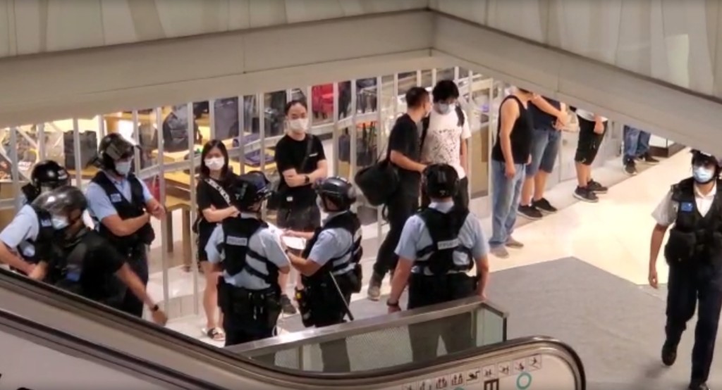 警員截查在場人群。黃文威攝