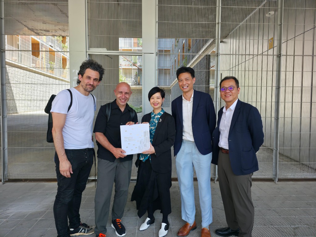 何永賢昨(中)參觀一個社會房屋項目Modulus Matrix: 85 Social Housing。政府新聞處 何永賢昨(中)參觀一個社會房屋項目Modulus Matrix: 85 Social Housing。政府新聞處