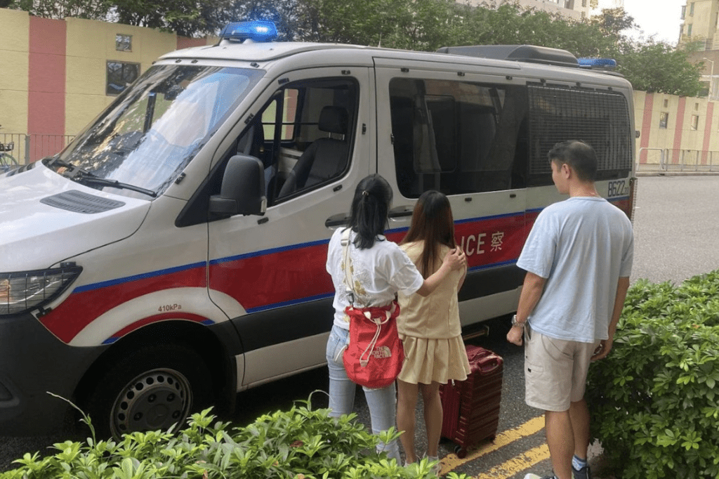 被捕女子由警車帶走。警方圖片