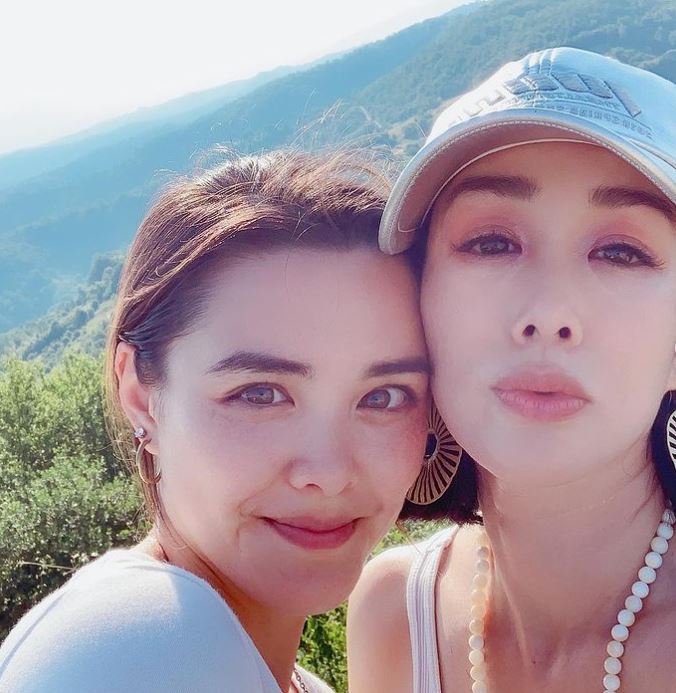 現年23歲的Yasmine跟媽咪感情要好。