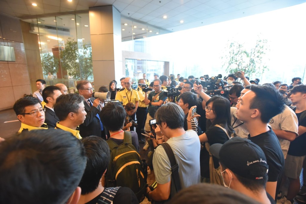 港鐵特別職務總經理 鄭群興到埸對話後離去