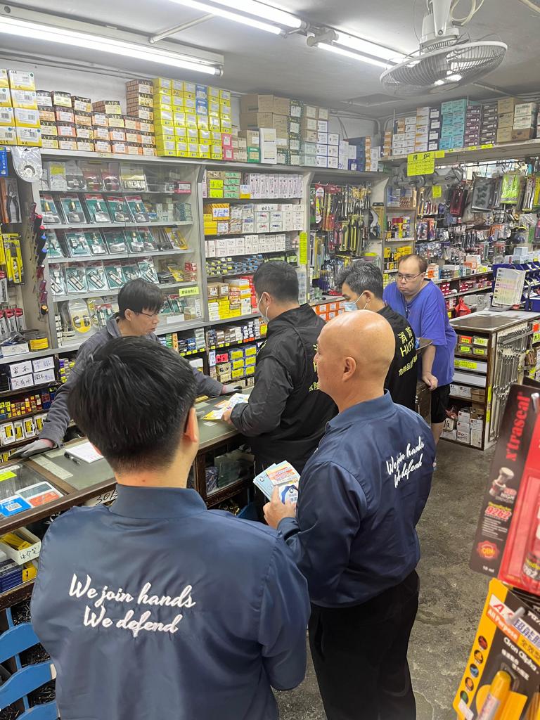 跨部门反恐专责组(ICTU)昨(18日)联同消防处危险品执法课，到访深水埗及旺角区多间五金及化工店铺。