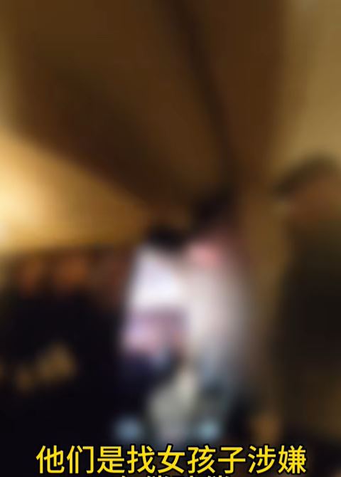 成先生向民警展示欠費車主找陪酒女的影片。抖音＠成進行 兩塊六代駕小哥