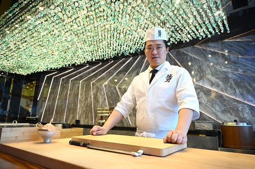 耀師傅十七歲入行，不但師承名廚學藝，還懂得融會貫通，呈現自我風格的和食料理。