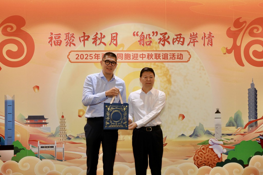 宋濤（右）向國民黨副主席連勝文贈送中秋禮品。中新社