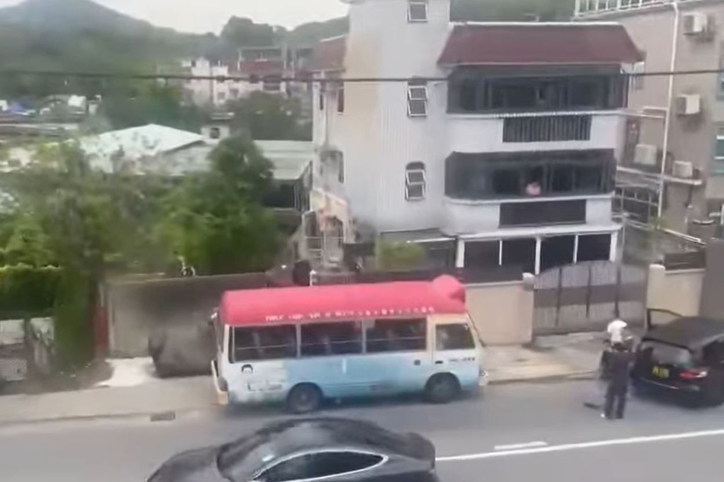 小巴突然倒車。fb馬路的事討論區影片截圖