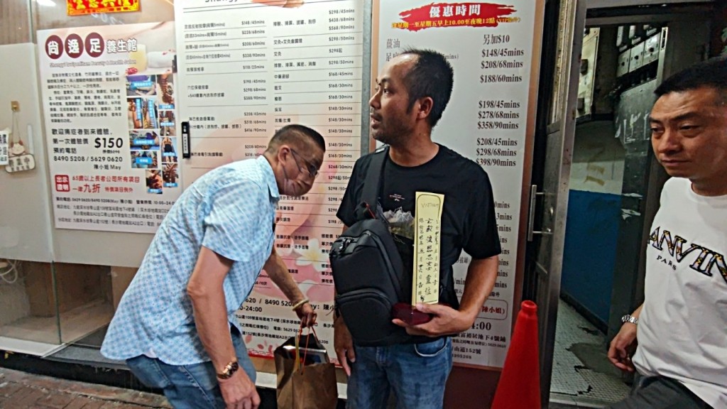 Lisa親友拜祭後離去。黃文威攝 Lisa親友拜祭後離去。黃文威攝