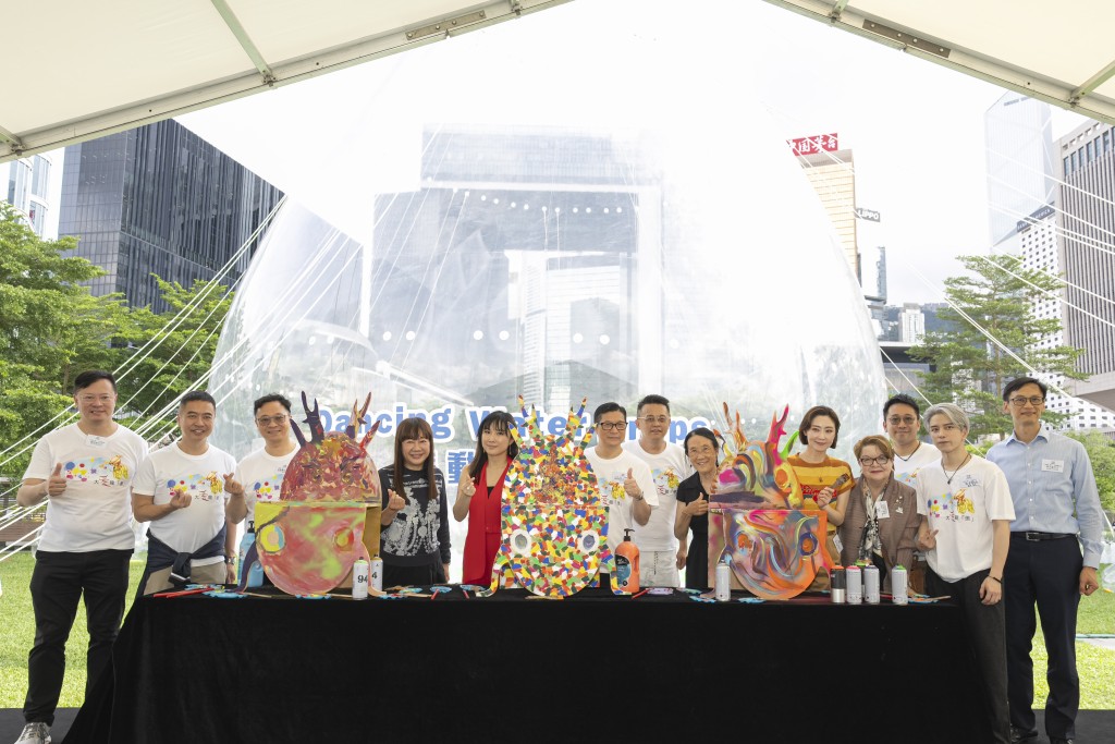 保安局局長鄧炳強(左六)及懲教署署長黃國興(左三)為活動主禮。 保安局局長鄧炳強(左六)及懲教署署長黃國興(左三)為活動主禮。