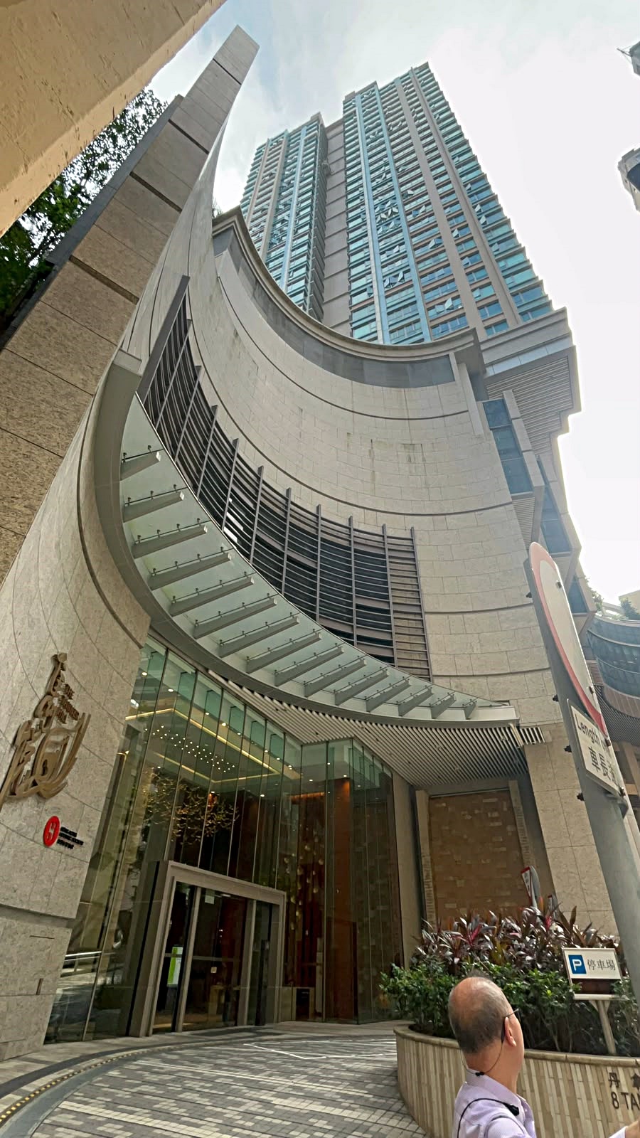 北角丹拿道一名女子墮樓亡。楊偉亨攝 北角丹拿道一名女子墮樓亡。楊偉亨攝