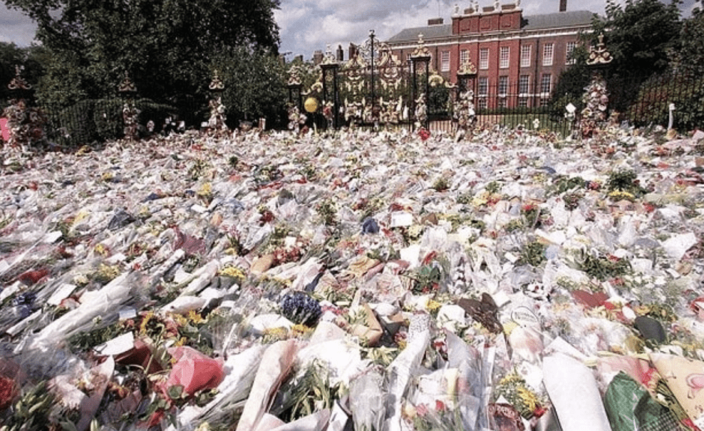 當年悼念戴妃的鮮花擺滿整個白金漢宮門前。