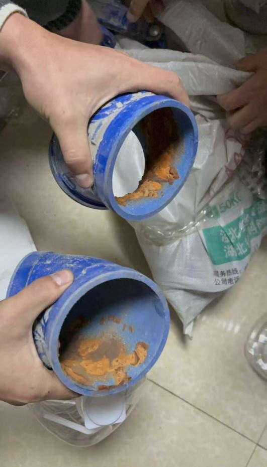 貴州有屋苑食水近1年出藍水引起居民恐慌。抖音＠我不吃！謝謝！