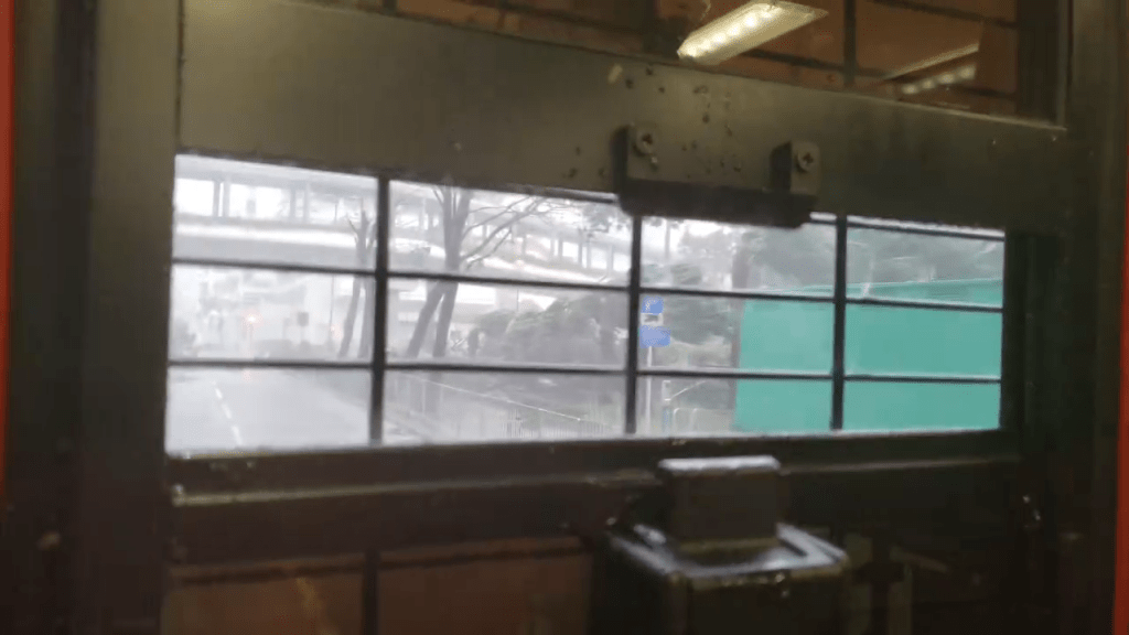 十號風球,特大暴雨窗外一片朦朧。 十號風球,特大暴雨窗外一片朦朧。