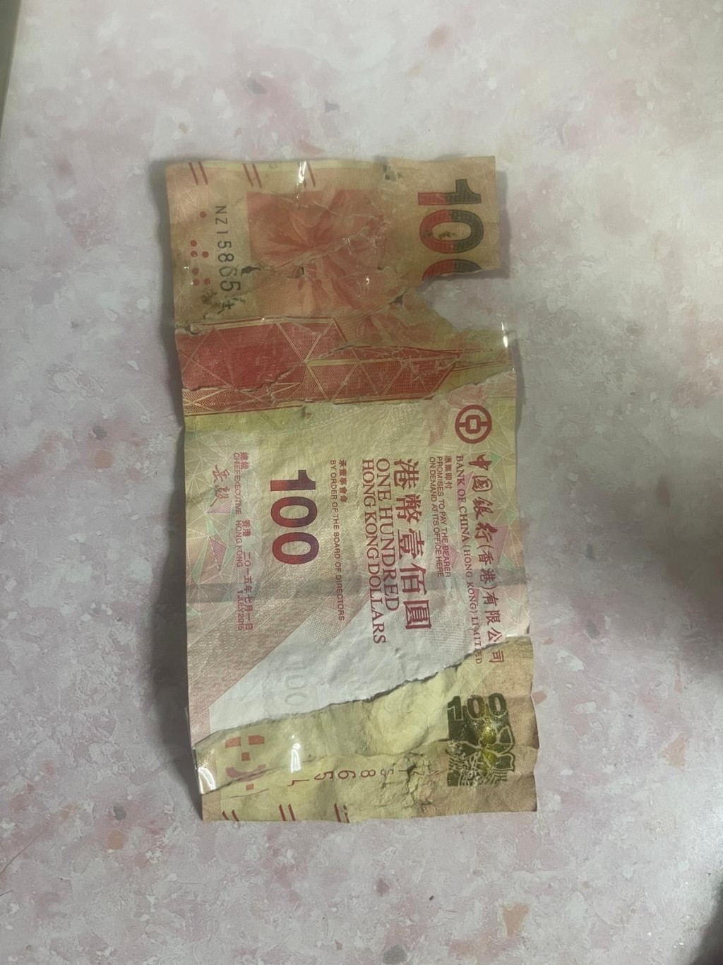 有為食狗將100元紙幣當飯食，吃掉主人半 張中銀香港發行的百元鈔票。為尋回金錢 ，狗主勇敢地在狗糞中尋寶，最終成功還 原鈔票後，卻驚覺失掉一重要標記。Threads截圖
