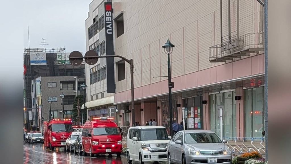 東京超市「西友清瀨店」今早發生斬人案,有婦人疑遭丈夫斬至心肺功能止。X@aiby_tan