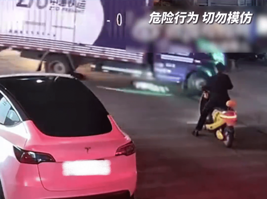 快遞車轉彎時,小孩仍躺在馬路中。 快遞車轉彎時,小孩仍躺在馬路中。