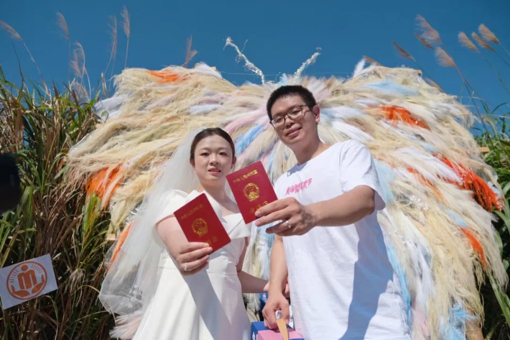 在寧波音樂節現場舉行結婚儀式的新人。寧波民政微信公眾號 在寧波音樂節現場舉行結婚儀式的新人。寧波民政微信公眾號