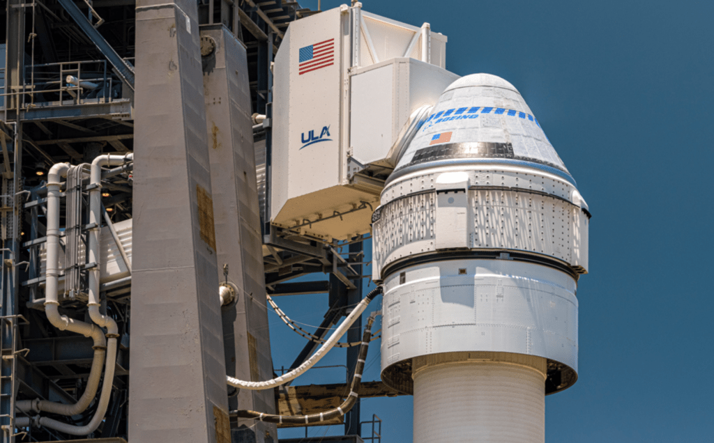 波音「星际航线」 太空船矗立在发射台上。NASA