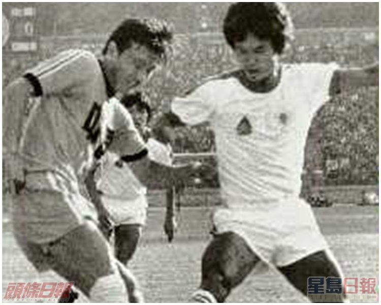 1980年世界盃外圍賽,香港隊對中國隊賽事。右為黎新祥。資料圖片