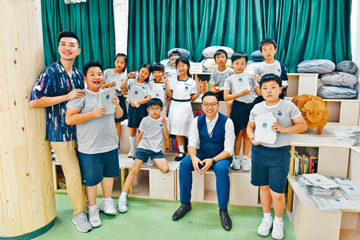 德萃小學、漢師德萃學校及神召會德萃書院(小學部)總校長朱子穎(前排右二)表示,學校設呈分試,保留學生升中時選擇其他中學的權利。
