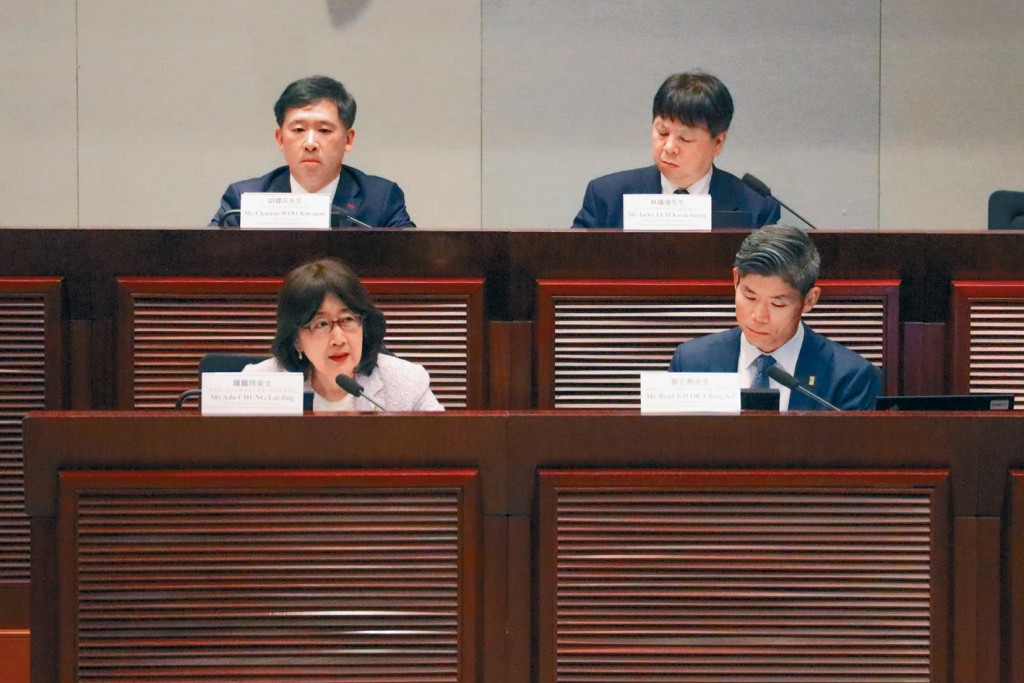 私隱專員鍾麗玲(前排左)昨日出席立法會政制事務委員會會議。