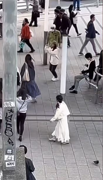 日本年輕人紛紛大跳源於中國阿伯的《さすらい》慢舞。影片截圖